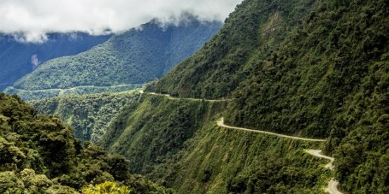 Kuzey Yungas Yolu, Bolivya.. Yılda ortalama 200-300 kişinin hayatını kaybettiği bu yolda özellikle araçlar ve otobüslerin özellikle hatalı sollama yaparken uçurumdan yuvarlanarak kaza yaptığı belirtiliyor.