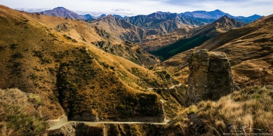 Skippers Kanyon Yolu - Yeni Zelanda. Aşırı rüzgarlı iklimi, sert ve uçurumlu virajları ile bu yolda araba kullanmak özel izin gerektiriyor. Eğer izni alabilirseniz, karşıdan araba gelmese iyi olur