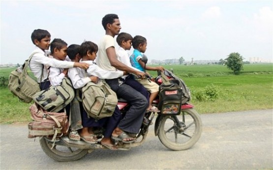 Hindistan’ın Uttar Pradesh kentindeki bu adam motoruyla altı çocuğu okuldan alıp evlerine ulaştırıyor.