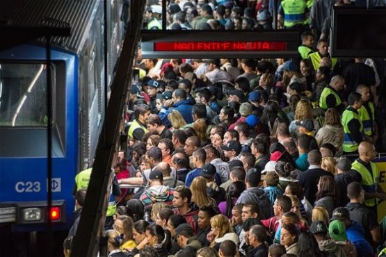 En yoğun saatlerde metro istasyonunda banliyödeki evlerine dönmek üzere tren bekleyen Sao Paulo’lu çalışanlar.