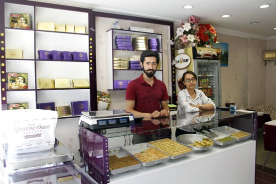 AKAROĞULLARI – BAKLAVA – DONDURMA – KÜNEFE: Dua Kapılarının Ağzına Kadar Açık, bela Ve Kötülüklerin Arındırıldığı Bu Güzel Günde Bayramınızı Tüm Sevdiklerinizle Birlikte Hayırlı ve Mutlu geçirmeniz Dileğiyle Mübarek ramazan Bayramınızı Kutlarım.