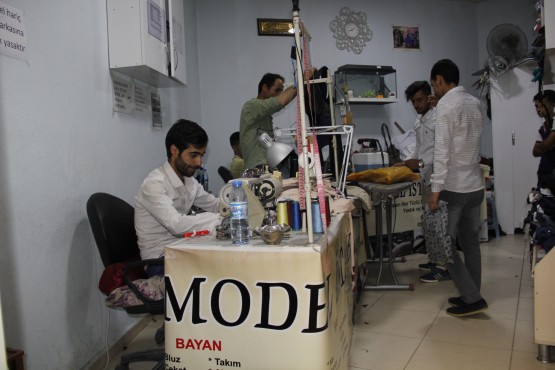 MODEL İSTANBUL TERZİ SEMİH USTA:  Müslüman coğrafyasında akan kan ve gözyaşının durmasını ve bütün din kardeşlerimizin bayram sevincini yaşayabilmelerini Yüce Allah'tan niyaz ediyorum. Kurban  Bayramımız mübarek olsun.