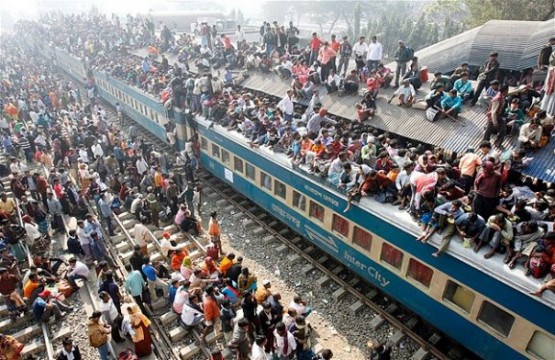 Bangladeşli Müslümanlar Dhaka Havaalanı tren garında Ramazan Bayramı'nı kutlamayı beklerken.