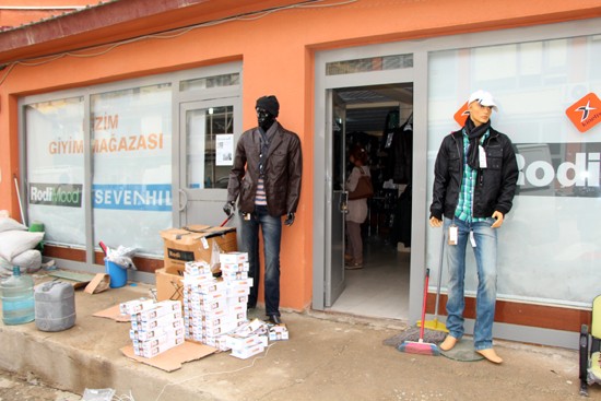 RODİMOD - METİN EROĞUZ : Bir avuç dua, bir kucak sevgi, sıcak bir mesaj kapatır mesafeleri, birleştirir gönülleri, bir sıcak gülümseme, bir ufak hediye daha da yaklaştırır bizi birbirimize. Kalbiniz nur, eviniz huzur dolsun. Bayramınız bereketli olsun