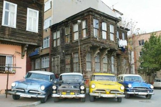 Türkiye’de dolmuşçuluk ilk kez İstanbul’da 1940′ta başladı. II. Dünya Savaşı sırasında dışarıdan taşıt alınamayınca İstanbul şoförleri ‘dolmuş’ yoluyla yolcu taşıyordu