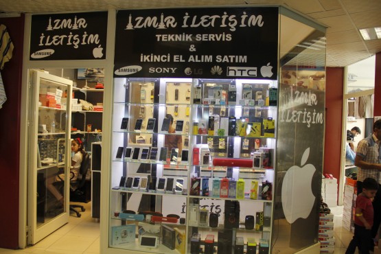 İZMİR İLETİŞİM RAİF KAYA: Bugün sevinç günü, kederleri bir yana bırakıp mutlu olalım. Kurban  Bayramını doya doya yaşayalım. Hayırlı bayramlar!