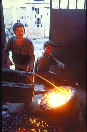 İlk Türk demiri 10 Eylül 1939′da Kardemir Karabük Demir Çelik İşletmesi tarafından üretildi. Dökülen ilk demir 10 kilogramlık bir hatıra paketiydi