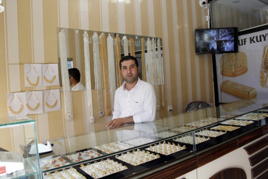 YUSUF KUYUMCULUK: Güzellik, birlik, beraberlik dolu, her zaman bir öncekinden daha güzel ve mutlu bir Bayram diliyoruz. Büyüklerimizin ellerinden küçüklerimizin gözlerinden öpüyoruz.