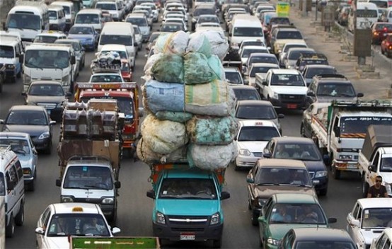 Çuval istiflenmiş bir kamyon Kahire’de trafiğin içinde tüm dikkatleri üzerine çekmeyi başarıyor.