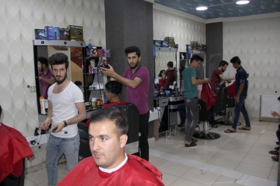 FENOMEN ERKEK KUAFÖRÜ NECİP BALTUK: Sofranız afiyetli, paranız bereketli, kararlarınız isabetli, yuvanız muhabbetli, Kalbiniz merhametli, bedeniniz sıhhatli, yüzünüz mutlu, bayramınız kutlu olsun.