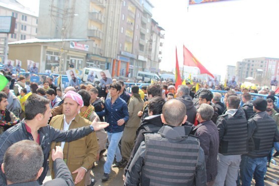 Hakkari'nin Yüksekova İlçesi'nde on binlerce kişi sabah erken saatlerde Newroz kutlamasının yapılaca eski şehir stadına akın etti.  FOTO: Yüksekova Güncel