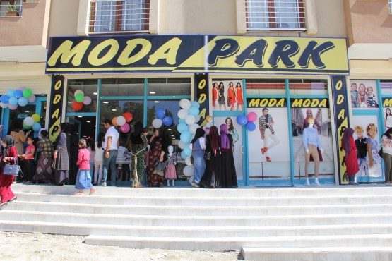 MODA PARK GİYİM VE AYAKKABI MAĞAZASI ROJHAT GEYLAN:  Çılgınca Esen Rüzgâr, Kavurucu Güneşli terleten günler, Yıldızlarla Dolu Bir Dünyadır Bayramlar, Kurban Bayramınız Mübarek olsun her şey istediğiniz Gibi Olsun inşallah.