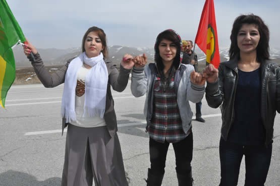 BDP'liler tarafından Hakkari'nin Şemdinli ilçesine bağlı Irak sınırında bulunan Derecik Beldesi'nin Yeşilova Köyü'nde Newroz ateşi yakılarak 1 gecelik nöbet başlatıldı. FOTOĞRAFLAR: Yaşar KAPLAN - Abdullah KAYA