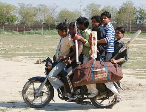 Hindistan’ın Tripura şehrinde plastik toplarla dolu çuvalları taşıyan bir vagon sürücüsü.