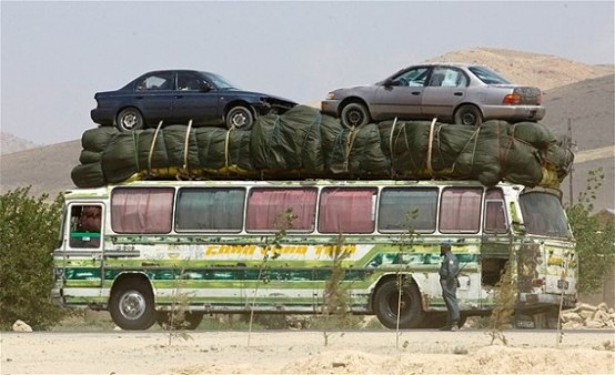 Afganistan’ın Maidan Shahr şehrinde aynı otobüsle seyahat eden birkaç tane araba