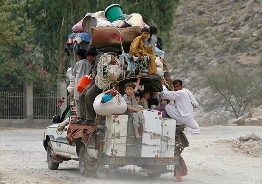 Askeri kargaşadan kaçan Pakistanlı bir aile.