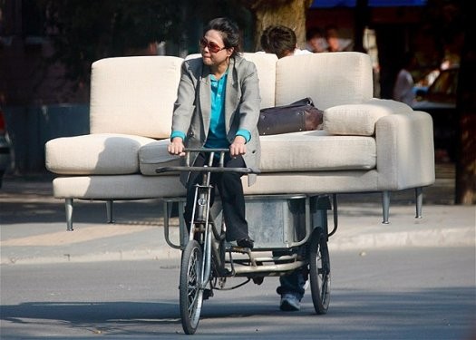 Pekin’deki bir kadın yeni satın aldığı koltuğunu evine götürürken