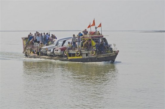 Hindistan’ın Ghat şehrindeki Brahmaputra Nehri geçilirken üstündeki üç araç ve çok sayıdaki insan yüzünden batmaması bir mucize.