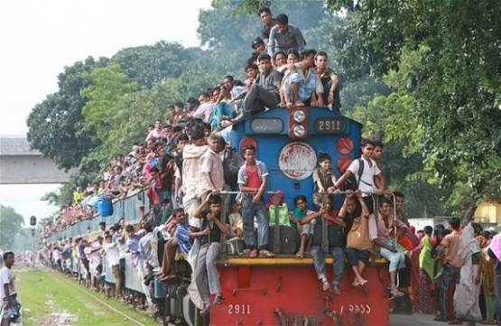 Bangladeş’te aşırı yüklü bir yolcu treni. Yüzlerce Bangladeşli Müslüman Ramazan Bayramı'nı kutlamak için evlerine yolculuk ediyor.