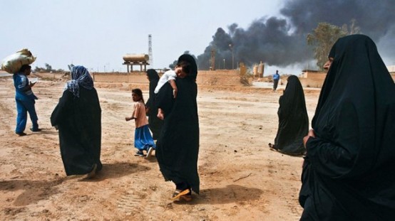 Smith, 19 Mart 2003'te savaş başlamadan üç ay önce Irak'a gönderilmiş, Irak halkının savaş öncesi gündelik yaşamını belgeleyen fotoğraflar da çekmişti.