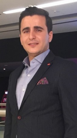 AK PARTİ HAKKARİ ESKİ GENÇLİK KOLLARI BAŞKANI ADNAN ÖVEÇ: Kurban Bayramınızı en kalbi duygularımla tebrik ediyor; bu mübarek bayramın, milletimiz, İslam Âlemi ve bütün insanlığa hayırlar getirmesini, kurtuluşumuza vesile olmasını Allah'tan diliyorum. Bu vesileyle bir kez daha Tüm şehitlerimize Allah’tan rahmet, yaralılarımıza acil şifalar diliyorum. Bu bayrama, pek çok meselenin sebep olduğu buruklukların yanı sıra, meseleleri çözme iradesini göstermeliyiz. Kardeşlerim; Myanmar' ın Arakan eyaletinde insanlık suçu işleniyor. Son günlerde Ordu mensuplarının yaptıkları saldırılarda üç bin müslüman kardeşimiz katledildi. Müslümanlık şiarıyla insanlık adına harekette geçmeliyiz. Bugün yaşananlara sessiz kalamayız ALLAH bizim yaptıklarımızdan da yapamadıklarımızdan hesaba çekecek . Unutmayın ki ; harekete geçilmediği sürece şiddeti, dua ederek durduramayız. Sakın ALLAH’ı zalimlerin yaptıklarından habersiz sanmayın. ALLAH, onların gözlerin dehşetle bakakalacağı bir güne erteliyor.