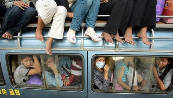 Kamboçya’nın Phnom Penh bölgesindeki tekstil işçileri evlerine minibüs ile dönerken.
