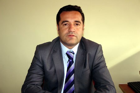 Peyama Cejne Wek gelên misilman îro carek di em cejnek pîroz pêşwazî dikin. Cejn rojên kefwxesî u dilşadîyê ne.  Hêvîdarim ku gelê Kurd wê di cejna pîroz de, hemû pirsgirêkén xwe yên civakî, komî û malbatî bi giredayî berjewendiyên netewî çareser bike û ev çareserî bibin sedema yekitî û aştiyeke mayînde. Béguman Xweseriya Demokratîk jî çareseriyeke wî rengî ye.  Îro li wê cejnê de jî ji bo gelê Kurd dîsa Rojhilata Navîn buye deryayek xwînê. Gelê Kurd yê li Rojava paşî dehan salê bin komkujîya Baas a Suriyê îro dixwaze vek hemu gelên Cîhanê azad bibe, lê maxabin pergalên nijadperest hember azadiya gelê me dîsa ruyê xwe yê reş daye nîşandan. Ji ko gelê me yê li Rojava jiyan diket azad ne be hemu derfetên xwe amade kirine, ji bo çeteyên hov u ne mirov. Lê em baş dizanin ku hember gelên bibune ruvîngên rêya azadiya xwe tu hêz nikarin van bi ravestînin.  Dawiyê jî ez bi hîviya azadbuna gelê me yê Rojava u yên hemu cîhanê cejna we pîroz dikim û hêvîdar im ku ev cejn di nav wekhevî, aştî û yekitiyê de derbas bibe. Sedat Töre Şaredarê Şemzîna