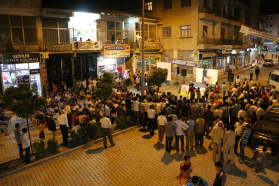 Şemdinli'de tiyatro şenliği! Foto: İlhan Demir