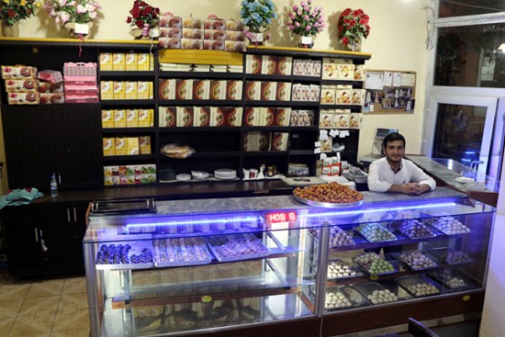 Kardeşliğin doğduğu, sevgilerin birleştiği, belki durgun, belki yorgun, yine de mutlu, yine de umutlu, yine de sevgi dolu nice bayramlara. Harun ÖZERUYSAL Güven Pastanesi