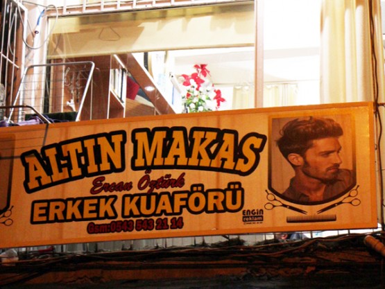 Kardeşliğin doğduğu, sevgilerin birleştiği, belki durgun, belki yorgun, yine de mutlu, yine de umutlu, yine de sevgi dolu nice bayramlara. Ercan ÖZTÜRK Altın Makas Erkek Kuaförü