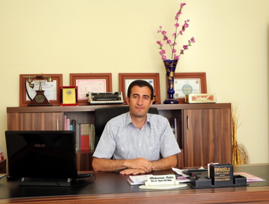 Rojava son derece yoğunluklu bir savaş altında, son derece kıt imkânlarla yaşama mücadelesi veriyor. Sınırları kapatarak giden insani yardımlar engelleniyor. Rojava halkı açlıkla terbiye etmeye çalışılıyor. Rojava’da insanlar katlediliyor, çocuklar, kadınlar topluca katlediliyorlar. Bu yüzden Dünya çok acı çekiyor, Ama kötü insanların şiddetinden değil, İnsanların sessizliğinden… Bu bayram Rojava halkının bayramı olsun. Umut ediyorum ki bu bayram başta Rojava halkına ve bütün dünya halklarına barışı ve özgürlüğü getirir. Muharrem TEKİN Şemdinli ESŞO Başkanı