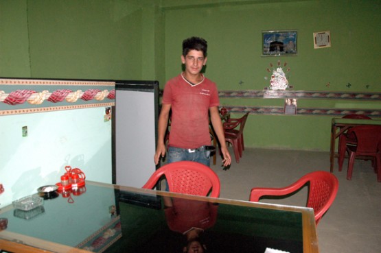 Benim ömrümde ırmaklar vardır sularında hayallerimi yüzdürdüğüm, benim ömrümde sevdiklerim vardır bayramlar ayrı geçince üzüldüğüm. Bayramınız mübarek olsun! Derecik Lahmacun Salonu. Rauf YAMAN