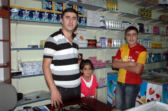 Ramazan Bayramınızın da böyle bir neşeyle gelmesi ve tüm ailenizi sevince boğup evinize bereket getirmesi dileğimizle. İyi bayramlar! Akın MARKET