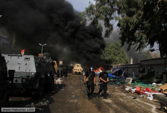 Mısır'da ordu ve darbe karşıtı direnişçiler arasındaki kanlı çatışma olanca vahşetiyle devam ediyor.