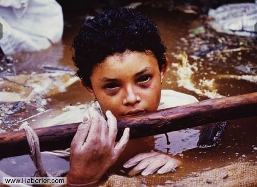 1985 yılında Kolombiya'daki Navado del Ruiz volkan patlaması sonucu Armero kenti yok oldu. Küçük Omayra Sanchez üç gün boyunca çamur içerisinde, cesetler arasında mahsur kaldı. Franck Fournier'in fotoğrafını çektiği küçük kız ne yazık ki kurtarılamadı.