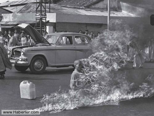 Haziran 1963'te Vietnamlı keşiş Thich Quang Duc, Budist karşıtı eylemleri protesto etmek için Saygon sokaklarında bedenini ateşe verdi. Malcom Browne'un bu fotoğrafta imzası var.