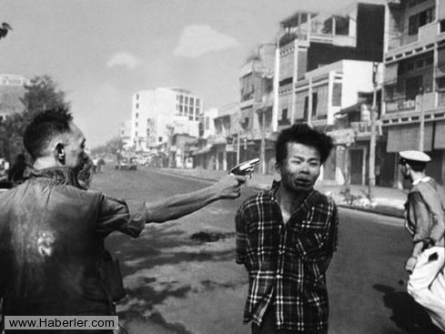 Yine Saygon'da, İsyancı bir Vietkong'un polis şefi tarafından sokak ortasında infazını gösteren bu fotoğraf, Eddie Adams'a Pulitzer ödülünü kazandırdı. Fotoğrafçı şu kelimeleri kullandı, “Albay, tutsağı öldürdü, ben de fotoğraf makinemle albayı öldürdüm.”