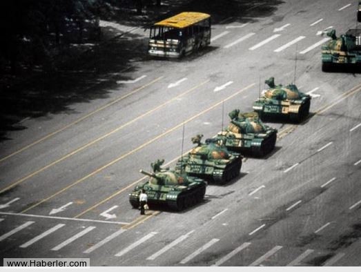 Bu fotoğraf, 1989 yılında Tian'anmen meydanındaki ayaklanma sırasında Çin tanklarına karşı ayakta duran genç bir Çinliyi temsil ediyor. Fotoğrafta Jeff Widener'in imzası bulunuyor. Üstlerinin verdiği talimata rağmen, tank sürücüsü gencin üzerine tankı sürmeyi reddetmişti.