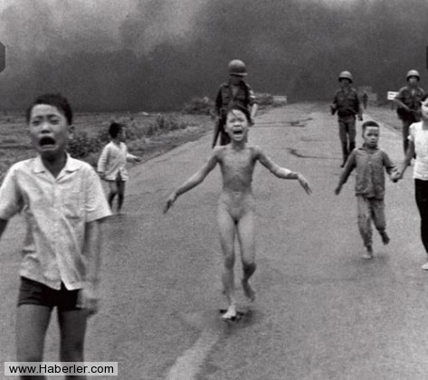 8 Haziran 1972'de Nick Ut tarafından çekilen bu fotoğraf, yakılmış bir köyün sakinlerinin yaşadığı acıları gösteriyor. Fotoğraf, Kim Phuc'un üzerindeki kıyafetlerin Napalm bombardımanının etkisiyle yok olduğu bir sırada çekildi. Vücudunda ağır yanıkların oluştuğu genç kız 14 ay boyunca hastanede kaldı ve 17 kez deri nakli operasyonu geçirdi. Bugün Pham Thi Kim Phuc evli ve iki çocuk annesi. Kim Puch Vakfı'nın başından bulunan Vietnamlı kadın, aynı zamanda Unesco büyükelçisi görevini görüyor.