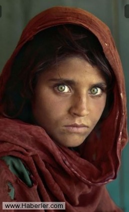 Steve McCurry'nin çektiği bu fotoğraf, dünyanın en ünlü fotoğraflarından biri sayılıyor. Haziran 1984'te çekildi. Sharbat Gula, o tarihte 12 yaşındaydı ve Pakistan'daki bir Afgan mülteci kampında bulunuyordu. Bu fotoğrafın küresel düzeyde ün kazanmasında National Geographic'in katkısı oldu.