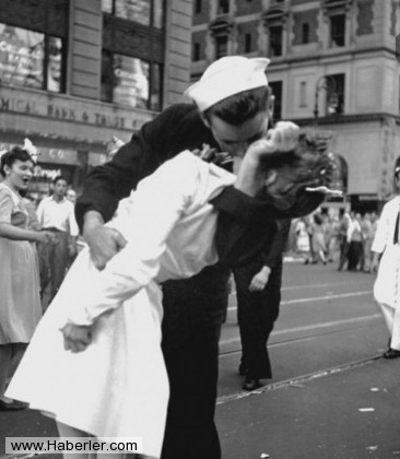 Victor Jorgensen, İkinci Dünya Savaşı ardından Times Square'da bu öpücüğü fotoğrafladı. Amerikalı bir askerin, bir hemşireyi öptüğü fotoğraf, bazı analistlere göre cinsel bir saldırı anını resmediyor.