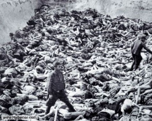 Auschwitz toplama kamplarında çekilmiş fotoğraflar tüm dünyaya yayıldı. Bu fotoğraflar ölüm kamplarındaki vahşeti gösteriyor. Nazi doktoru Fritz Klein, Bergen Belsen toplama kampında cesetler arasında kaybolmuş durumda.