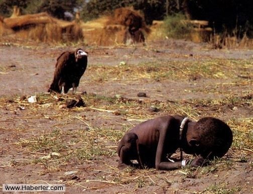 Kevin Carter isimli fotoğrafçı, Sudan'daki açlığı böyle ölümsüzleştirdi. Açlıktan bir deri bir kemik kalmış, Sudanlı bir çocuk ve başında bekleyen bir akbabanın yer aldığı fotoğraf ile Pulitzer Ödülü'nü alan fotoğrafçı Carter, birkaç ay sonra intihar etti. Fotoğraftaki küçük kız çocuğu hayatta kalmayı başardı.