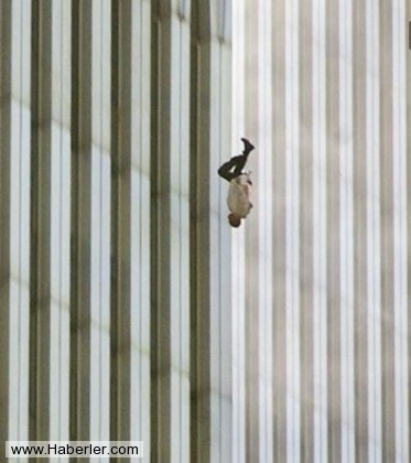 11 Eylül 2001 saldırıları sırasında, İkiz Kuleler'den düşen bir kişinin fotoğrafı tüm dünyaya yayıldı. O sırada fotoğraf makinasının arkasında Richard Drew vardı.