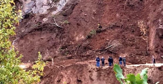 13 köye ulaşımı sağlayan yol heyelan nedeniyle kapandı