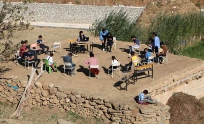 Yüksekova'da uzaktan eğitimi, internetin çektiği ahır damında yapıyorlar