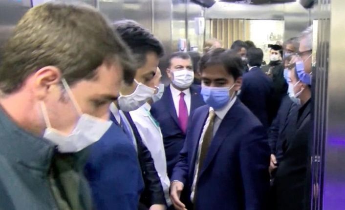 Sağlık Bakanı Fahrettin Koca 9 kişiyle asansöre bindi