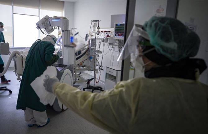 Türkiye'de son 24 saatte 84 kişi koronavirüs nedeniyle hayatını kaybetti