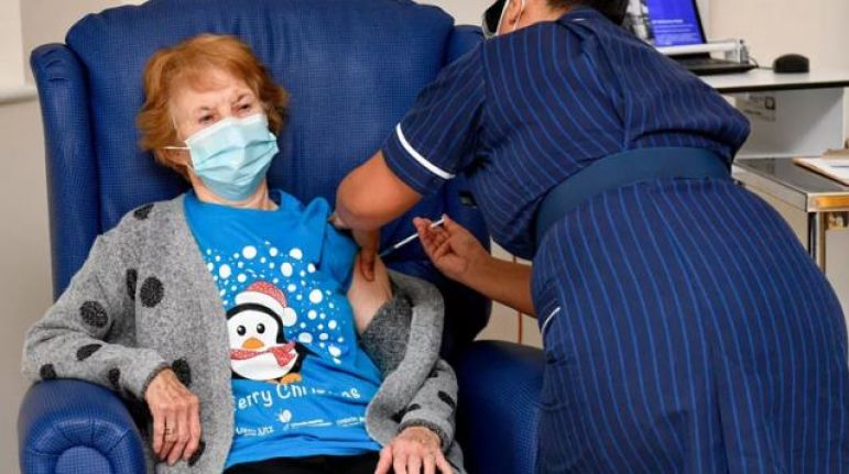 İlk Pfizer aşısını olan 90 yaşındaki kadın: Harika hissediyorum