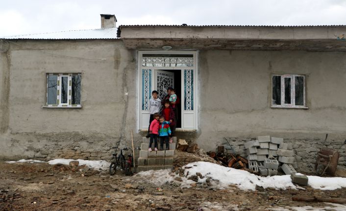 Yüksekova'da yılan korkusu yaşayan aileye yeni ev yapıldı